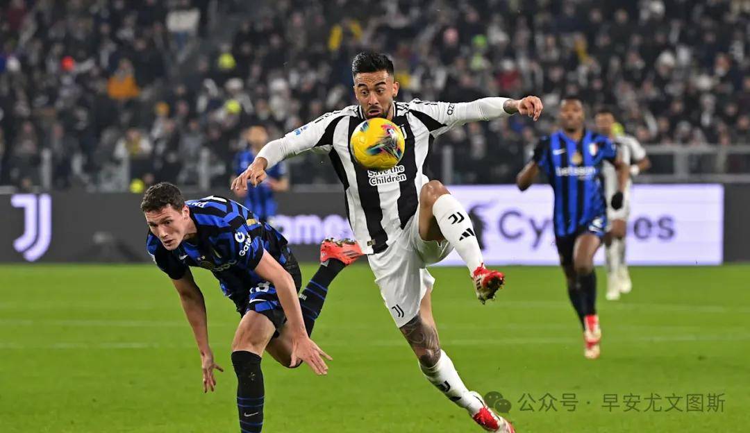 足球巨星在比赛中彰显出色表现，掌声雷动