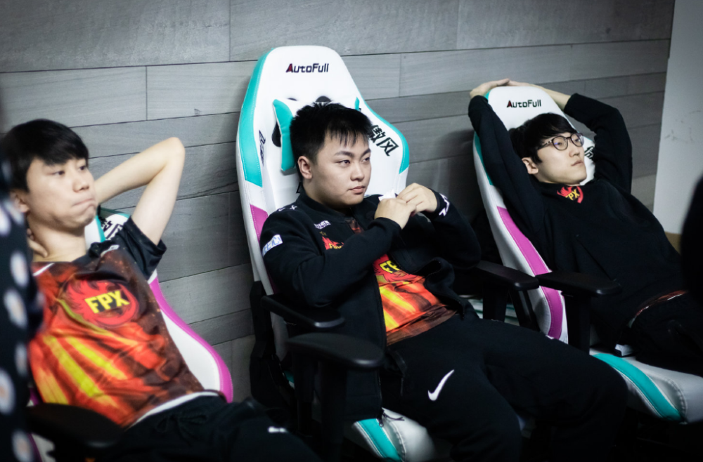 DRX横扫IG，Crisp开启传奇时刻峡谷大战小组赛，点燃全场激情