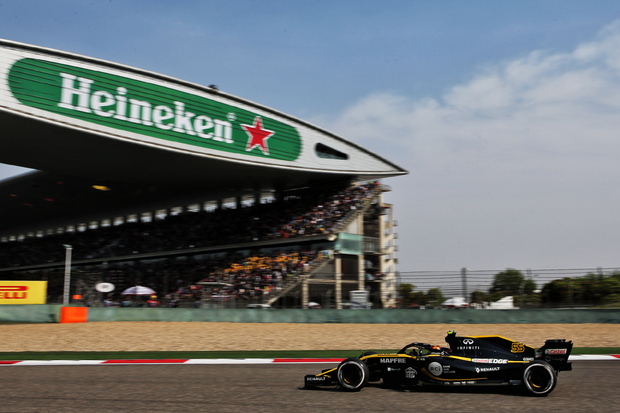 关于雷诺车队力克梅赛德斯，塞恩斯带队取胜的信息