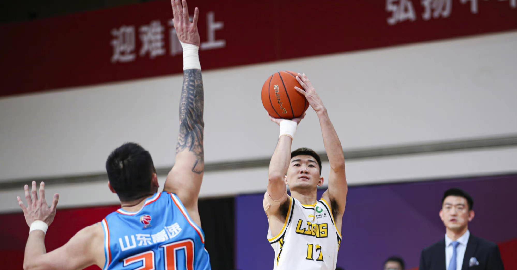 湖人绝杀深圳队,孙铭徽高光表现 湖人绝杀深圳队,孙铭徽高光表现