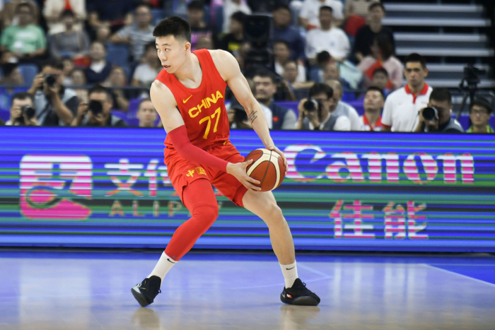 四川队险胜马刺,张镇麟扛起全队 四川队险胜马刺,张镇麟扛起全队