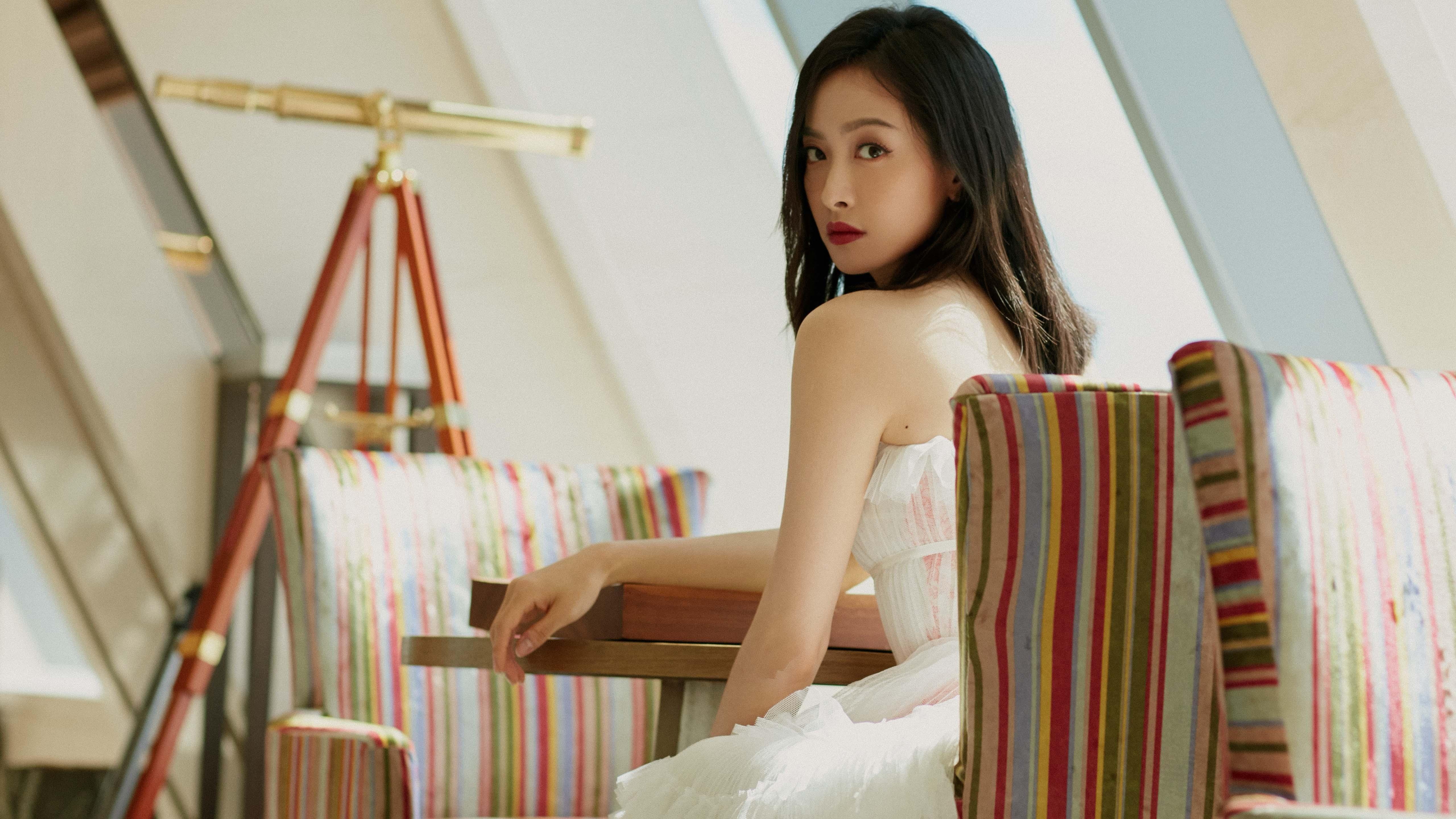 末节狂飙+死亡封盖！鹈鹕强行终结新疆主场金身，詹姆斯一战封神诠释何为关键先生